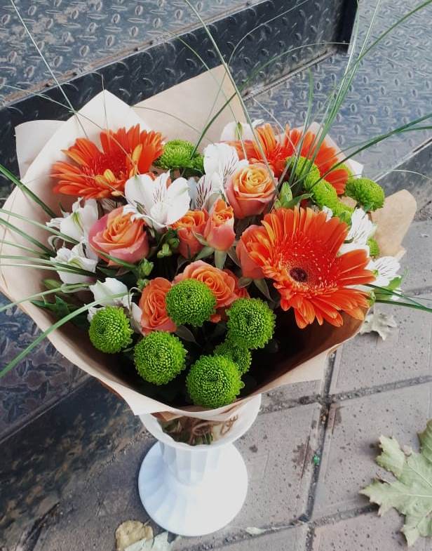 Букет цветов из: Герберы, Хризантемы, Альстромерии и Розы в Родине