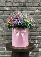 Цветочная композиция из Гипсофила и Розы в шляпной коробке в Родине