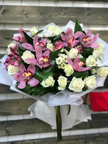 Букет цветов из: Розы и Хризантемы в Родине