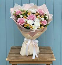 Букет цветов из:  Гвоздики, Орхидеи и Розы в Родине