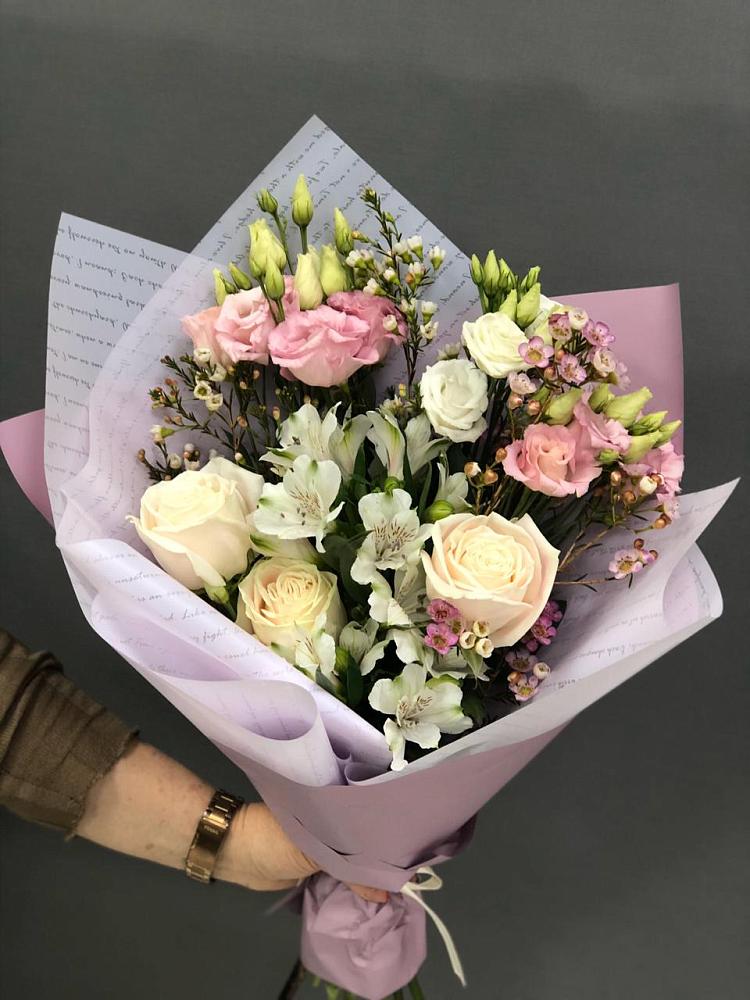 Букет цветов из: Альстромерии, Розы и Лизиантусы в Родине