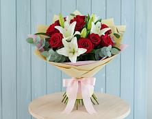 Букет цветов из:  Лилии и Розы в Родине