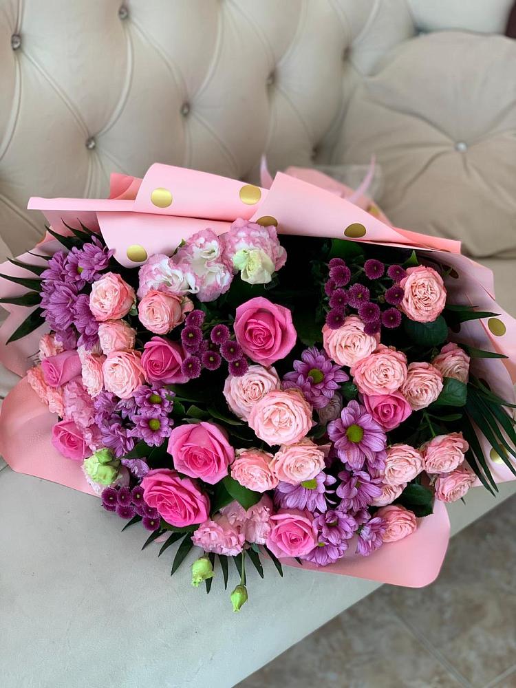 Букет цветов из: Хризантемы, Розы и Лизиантусы в Родине