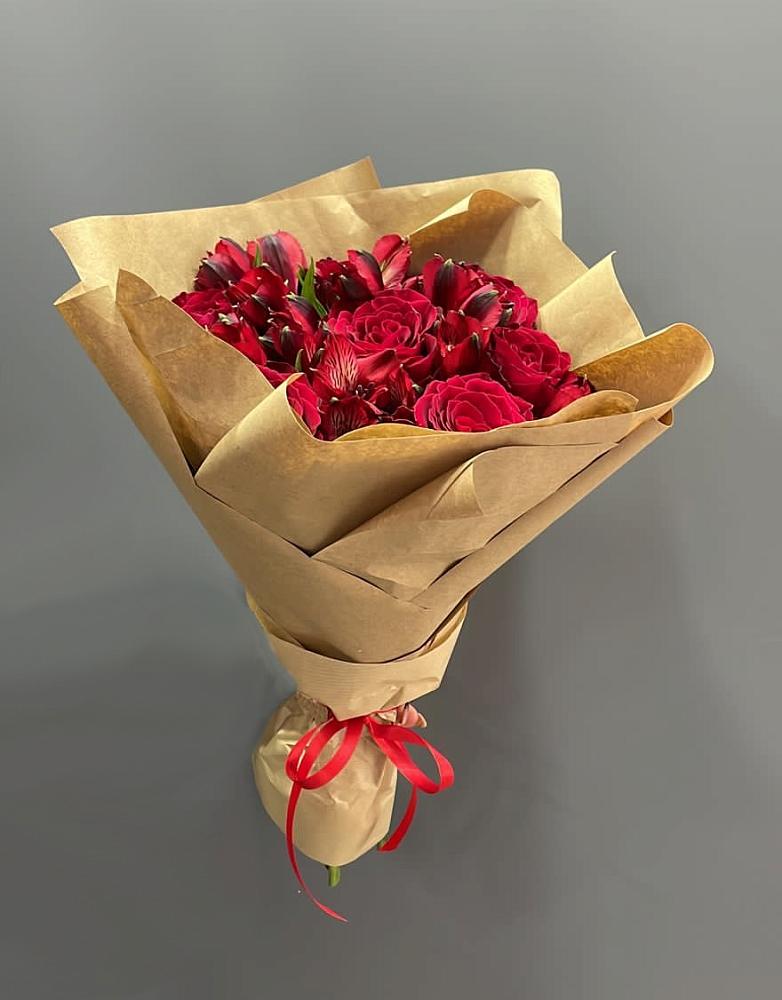 Букет цветов из: Альстромерии и Розы в Родине