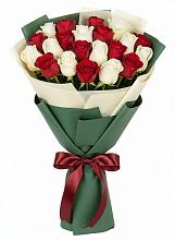 Букет Микс из красных и белых роз в Родине