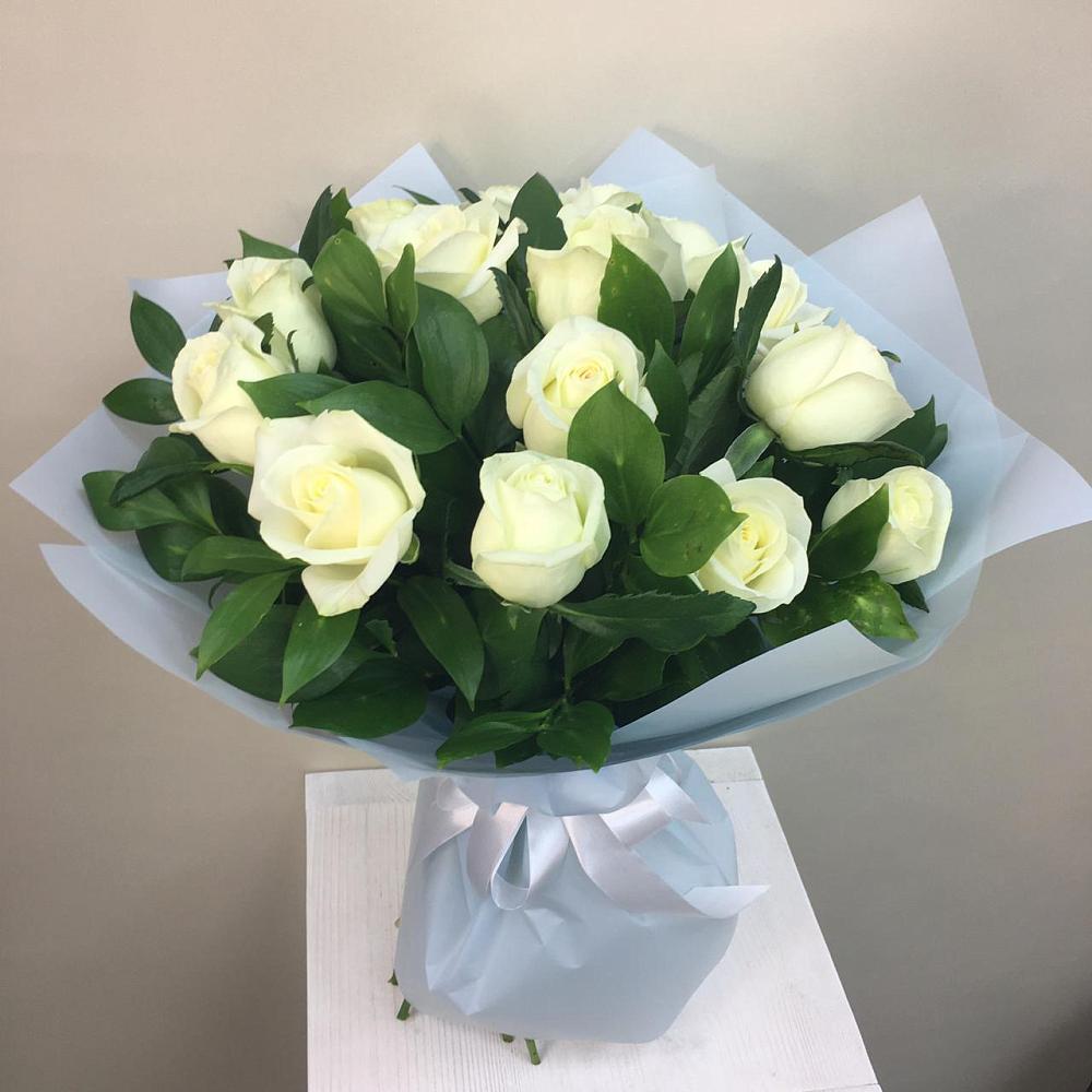 Букет 15 Белых роз Проуд в Родине