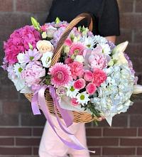 Композиция солнечный день в Родине Цветочная композиция из Розы, Хризантемы, Пионы и Лизиантусы в корзине в Родине