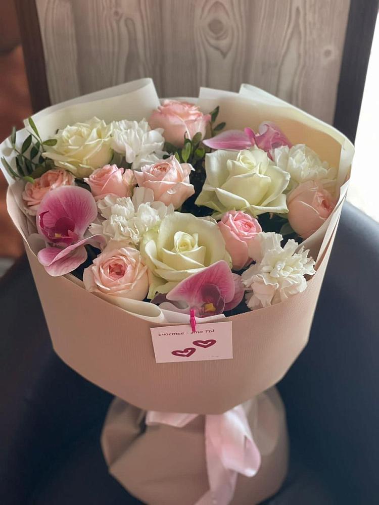 Букет цветов из: Орхидеи, Розы и Гвоздики в Родине