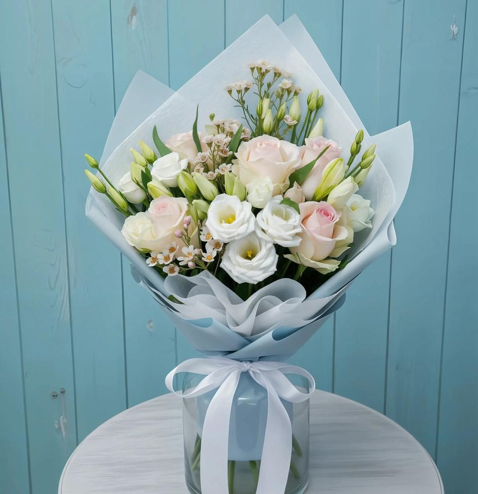 Букет цветов из: Розы и Лизиантусы в Родине