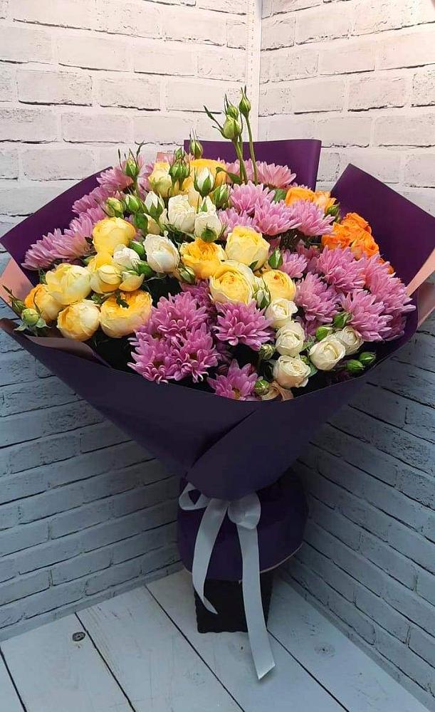 Букет цветов из: Хризантемы и Розы в Родине