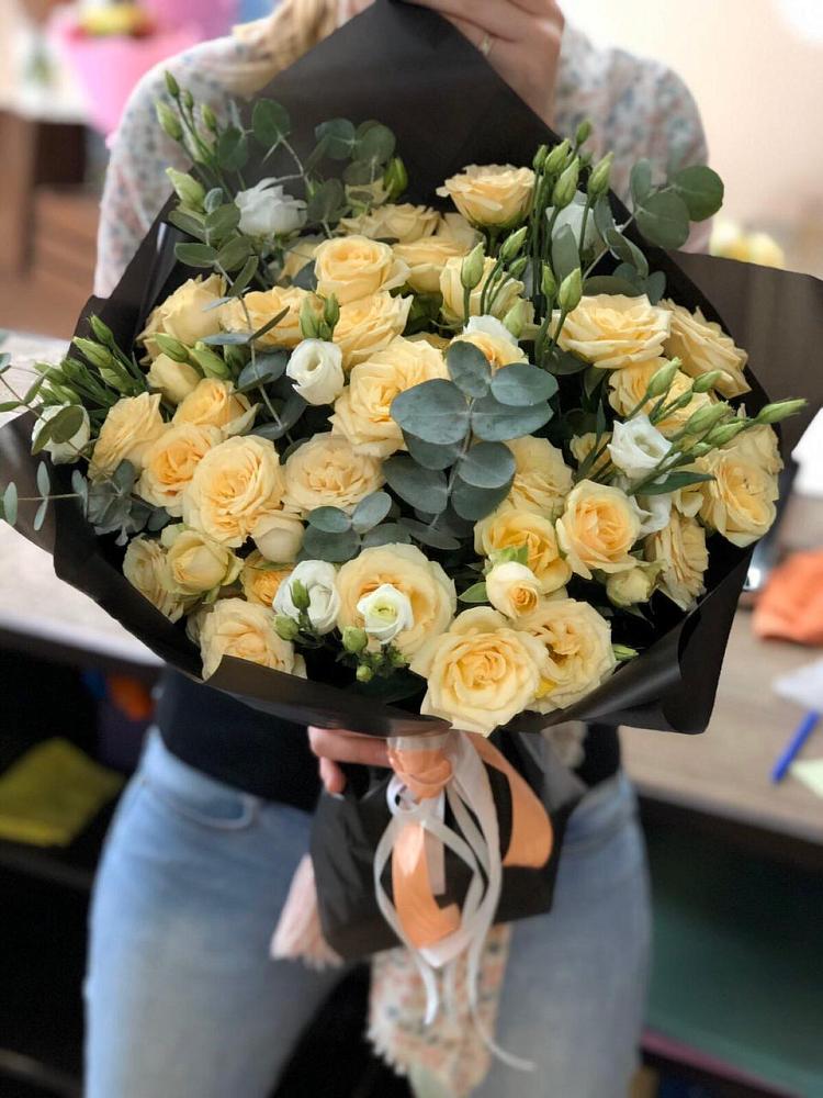 Букет цветов из: Розы и Лизиантусы в Родине