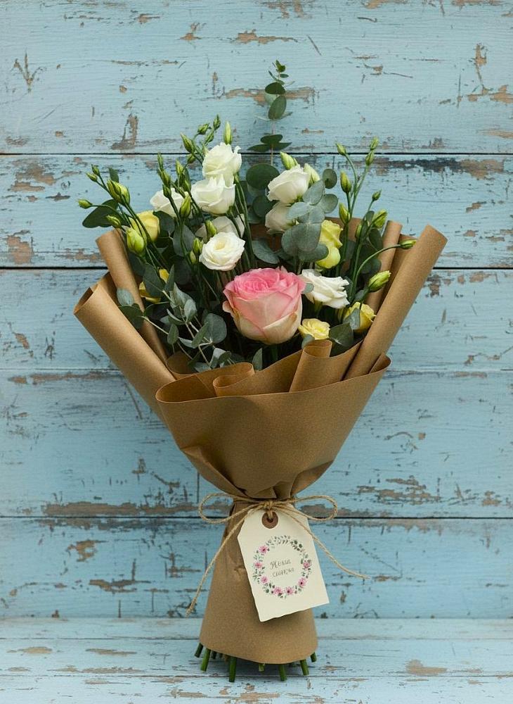 Букет цветов из: Розы и Лизиантусы в Родине