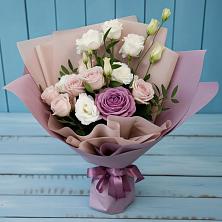 Букет цветов из:  Розы и Лизиантусы в Родине