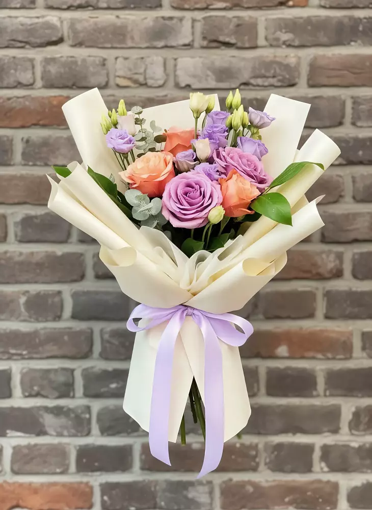 Букет цветов из: Лизиантусы и Розы в Родине