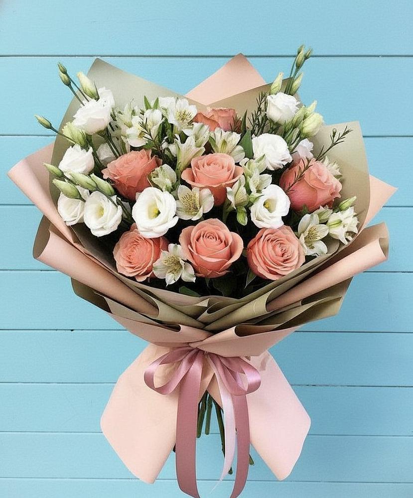 Букет цветов из: Розы, Альстромерии и Лизиантусы в Родине