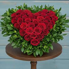 Цветочная композиция из Розы в виде сердца в Родине