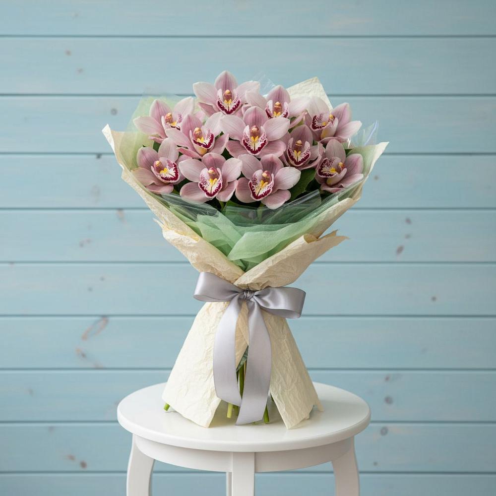 Букет цветов из: Орхидеи и Розы в Родине