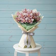 Букет цветов из:  Орхидеи и Розы в Родине