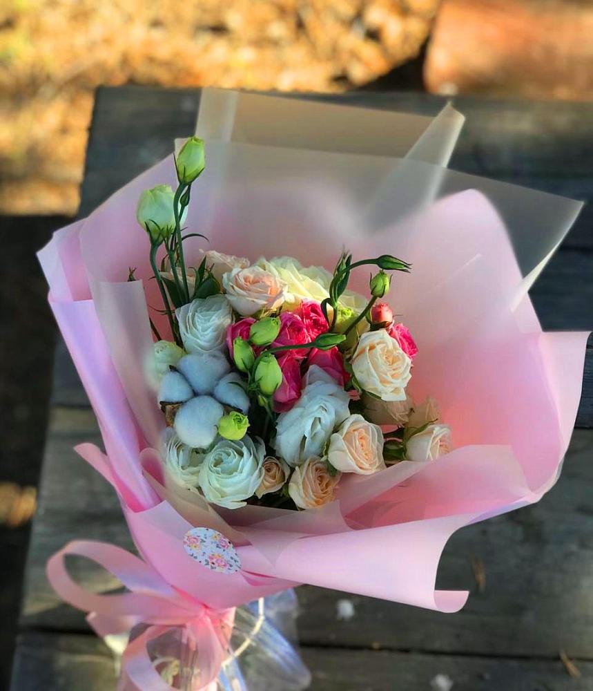 Букет цветов из: Розы и Лизиантусы в Родине