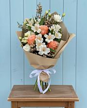 Букет цветов из:  Альстромерии, Лизиантусы, Розы и Хризантемы в Родине