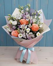 Букет цветов из:  Лизиантусы, Розы, Альстромерии и Гипсофила в Родине