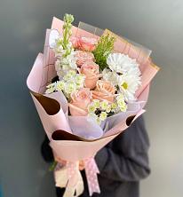 Букет цветов из:  Хризантемы и Розы в Родине