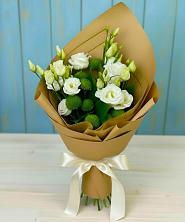 Букет цветов из:  Хризантемы и Лизиантусы в Родине