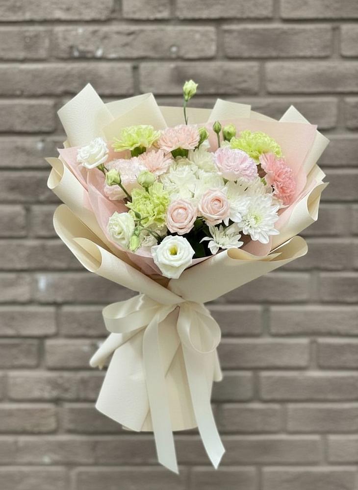 Букет цветов из: Гвоздики, Розы, Лизиантусы и Хризантемы в Родине