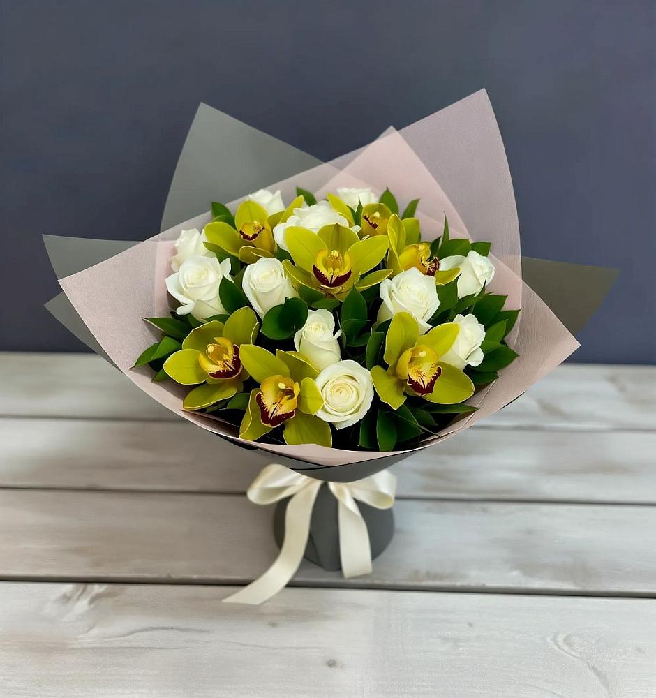 Букет цветов из: Орхидеи и Розы в Родине