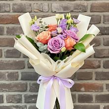 Букет цветов из:  Лизиантусы и Розы в Родине
