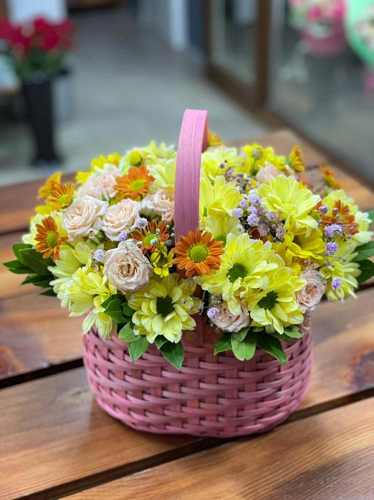 Цветочная композиция из Хризантемы и Розы в корзине в Родине