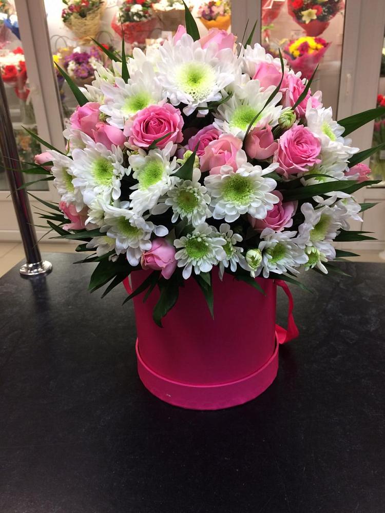 Цветочная композиция из Розы и Хризантемы в шляпной коробке в Родине