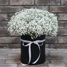 Цветочная композиция из Гипсофила в шляпной коробке в Родине