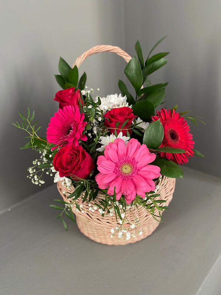Цветочная композиция из Розы, Хризантемы и Герберы в корзине в Родине