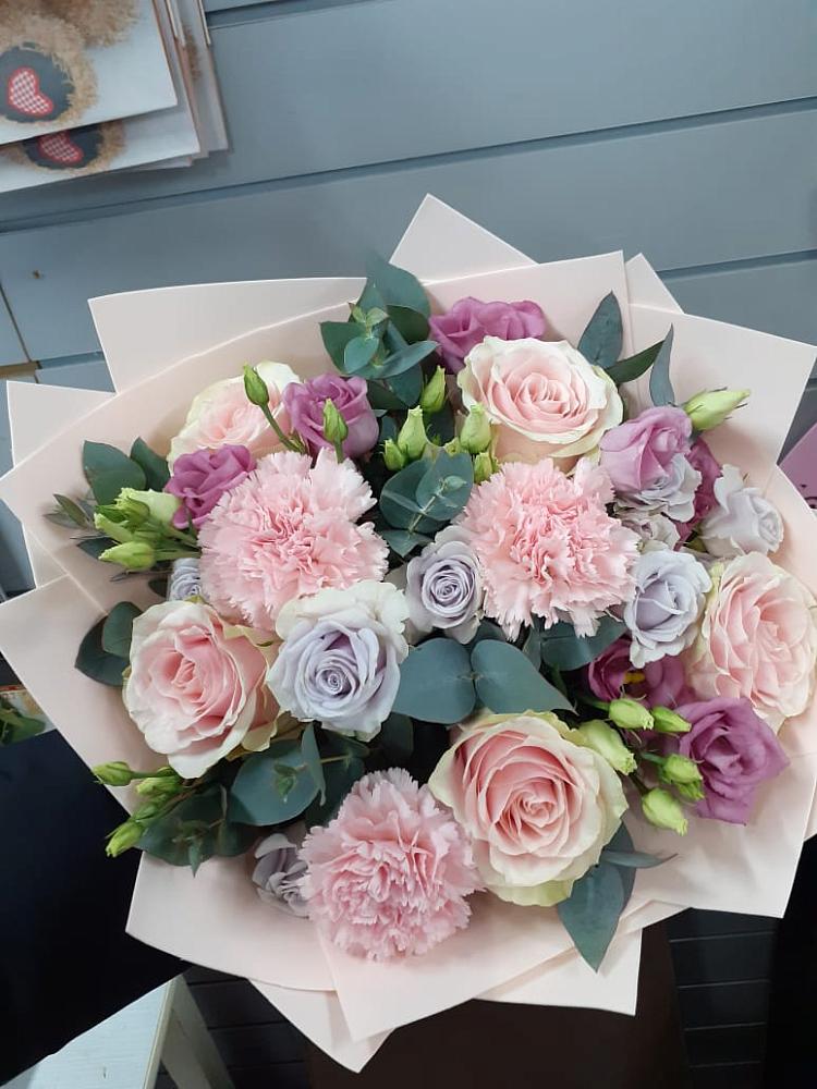 Букет цветов из: Розы, Гвоздики и Лизиантусы в Родине