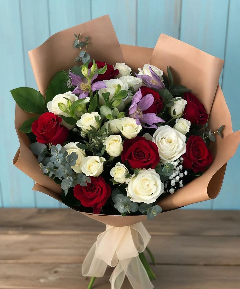 Букет цветов из: Розы и Альстромерии в Родине