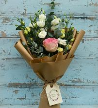 Букет цветов из:  Розы и Лизиантусы в Родине