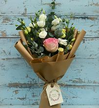 Букет цветов из:  Розы и Лизиантусы в Родине