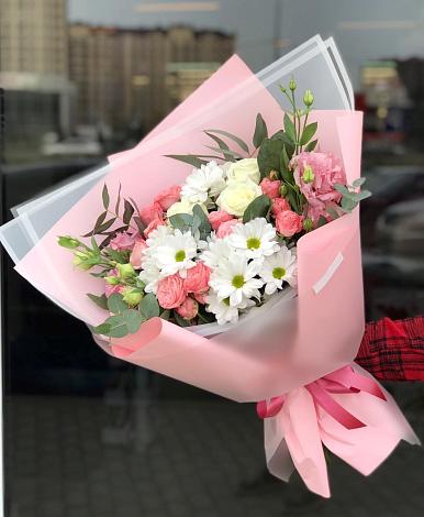 Букет цветов из: Розы, Лизиантусы и Хризантемы в Родине