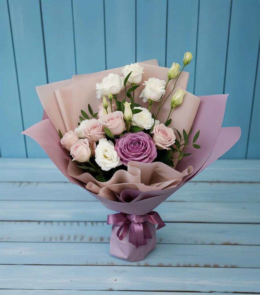 Букет цветов из: Розы и Лизиантусы в Родине