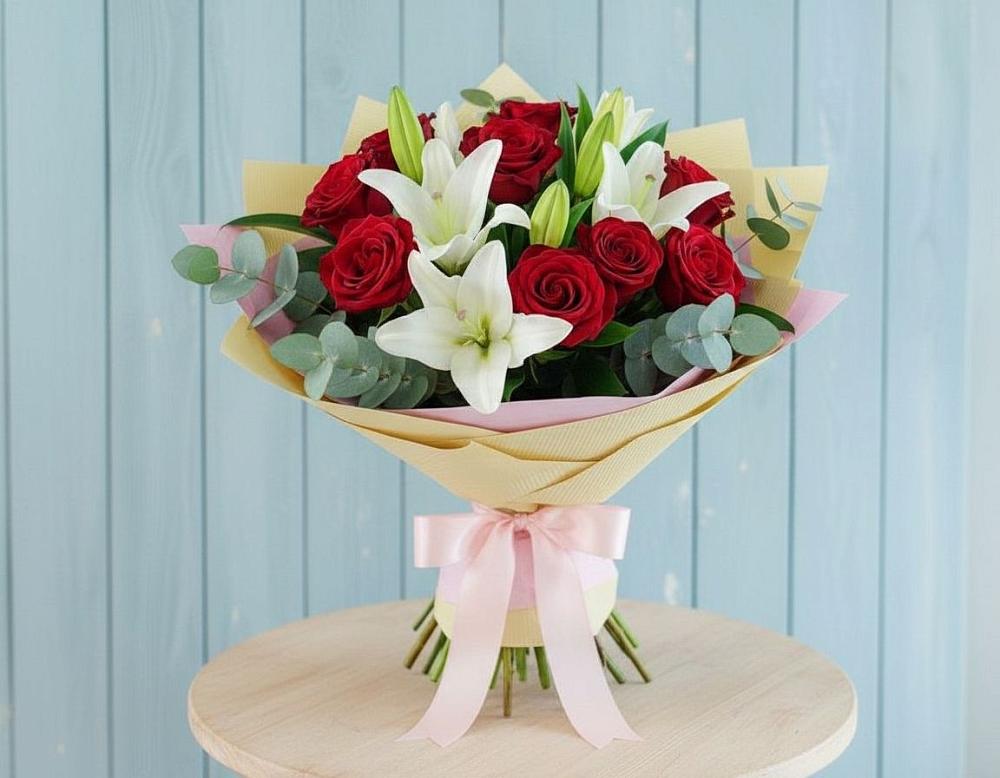 Букет цветов из: Лилии и Розы в Родине
